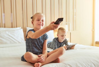 mobiele-afbeelding-van-kindjes-na-gsm-abonnementen-te-vergelijken